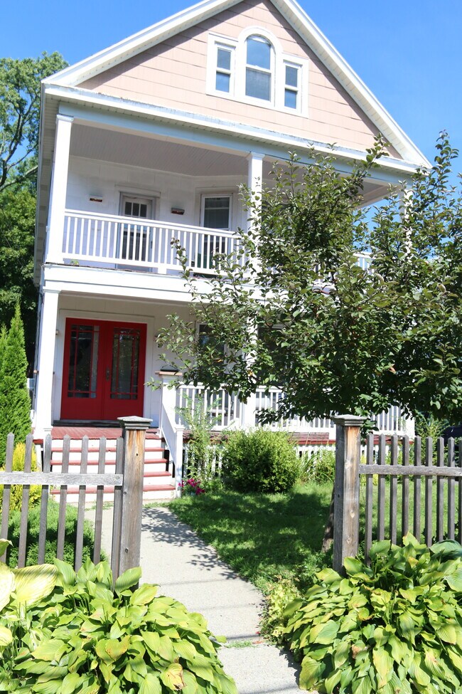 27 Oakwood St unit 2nd Floor, Albany, NY 12208 - photo 2