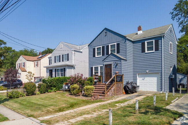 Find homes with cross-gable roofs in Woodbury, NJ.