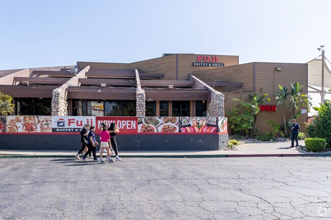 Fuji Buffet & Grill near Woodbury offers an impressive all-you-can-eat spread featuring more than 158 dishes ranging from sushi and sashimi to dim sum, teppanyaki, and BBQ grills.