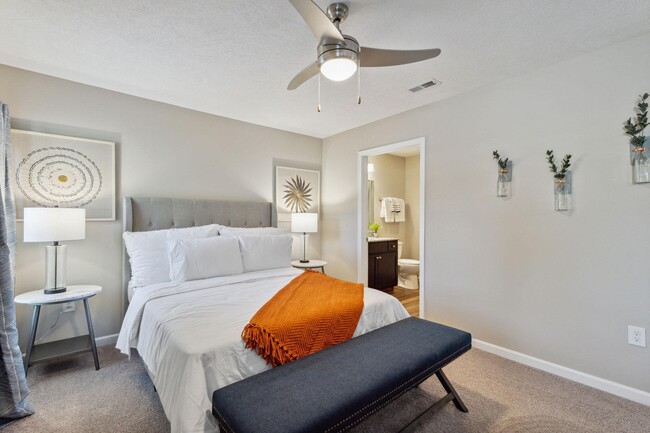 Large Main Bedroom with En-suite Bathroom & Closet
