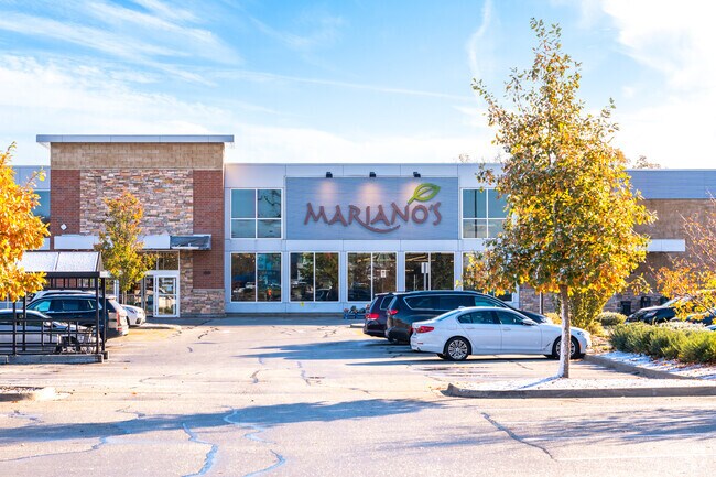 Marianos is a popular grocery store for residents of the Golf neighborhood.