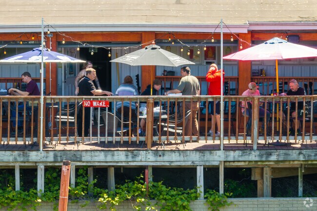 Creve Coeur residents enjoy numerous riverfront dining options.