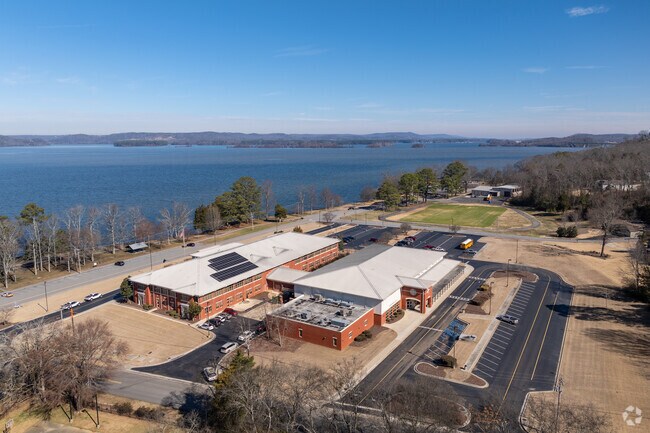 Full campus of Guntersville Middle School, a public secondary school in Guntersville Alabama.