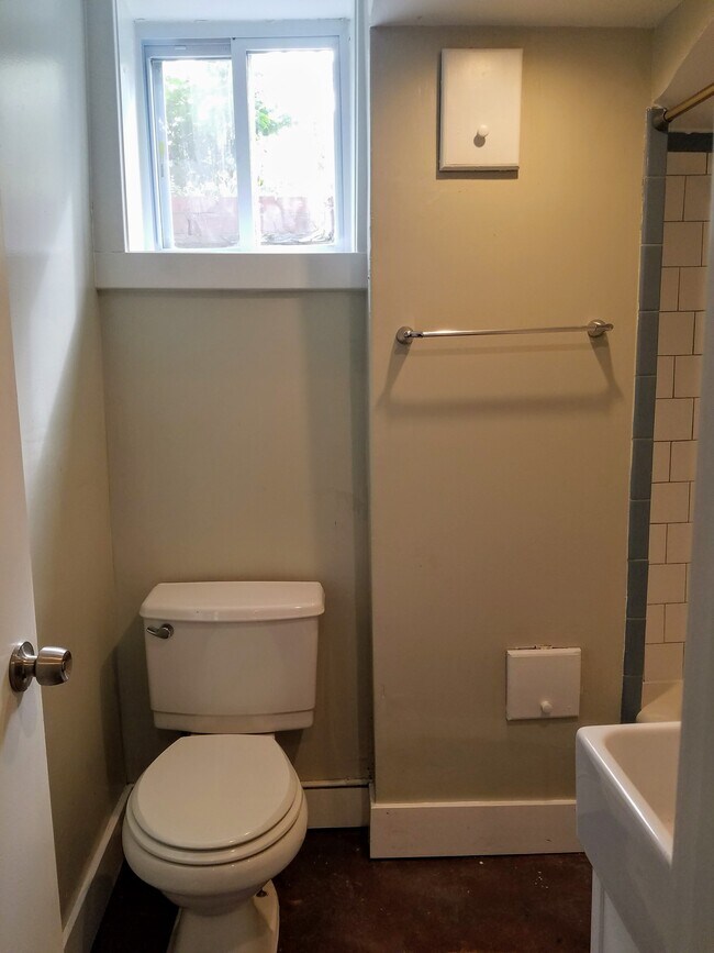 7432 Piney Branch Rd unit apartment B, Takoma Park, MD 20912 - photo 4