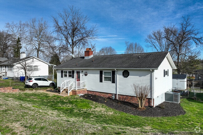 Simple traditional homes built during WWII can be found in Oak Ridge.