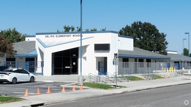 Del Rio Elementary School is in the Masterpiece Estates neighborhood of Bakersfield.