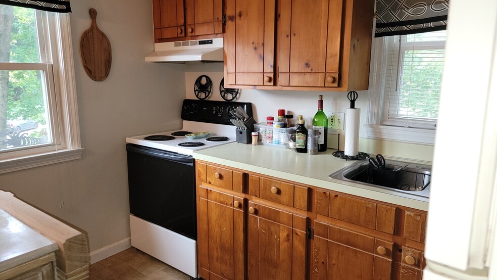 74 Main St unit 4, Yarmouth, ME 04096 - photo 1