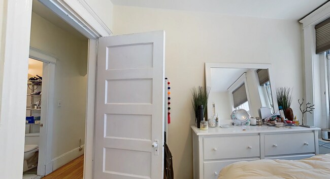 131 Myrtle St unit 3, Boston, MA 02114 - photo 5