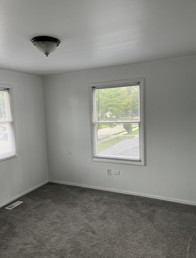 23074 Powell Ave Unit 1, Hazel Park, MI 48030