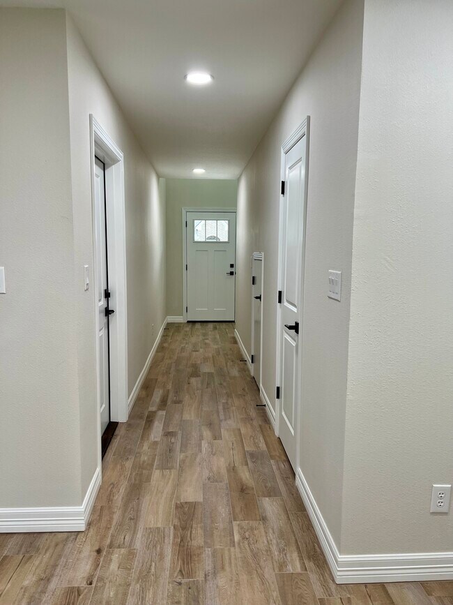 545 S 28th St unit B, Nederland, TX 77627 - photo 3