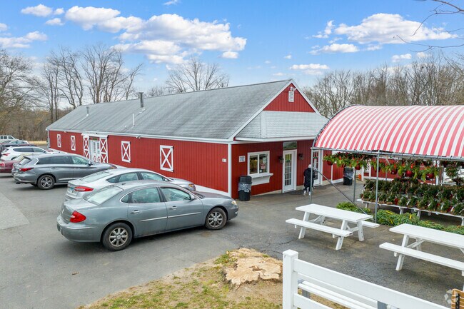 Daniel Farm District is home to Plasko's Farm Creamery and Cafe which serves fresh ice cream.