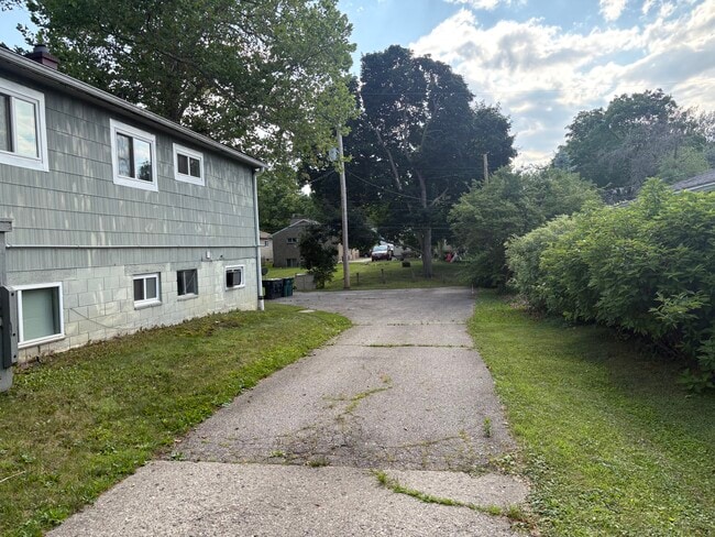 551 Lexington Ave unit Downstairs, East Lansing, MI 48823 - photo 2