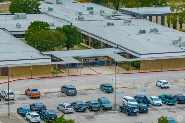 Curington Elementary has a student-teacher ratio of 15 to 1.