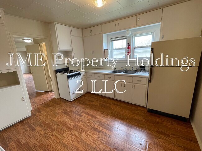 113 W Young St unit 1 Main Floor Unit, Clio, MI 48420 - photo 5