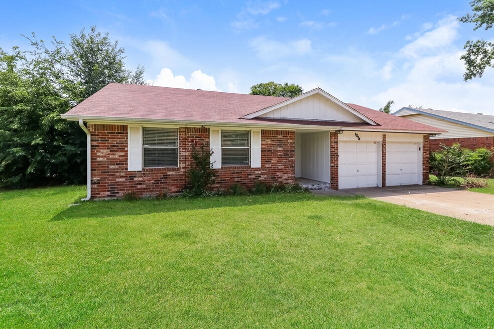 1212 SE 11th St, Moore, OK 73160 - photo 1