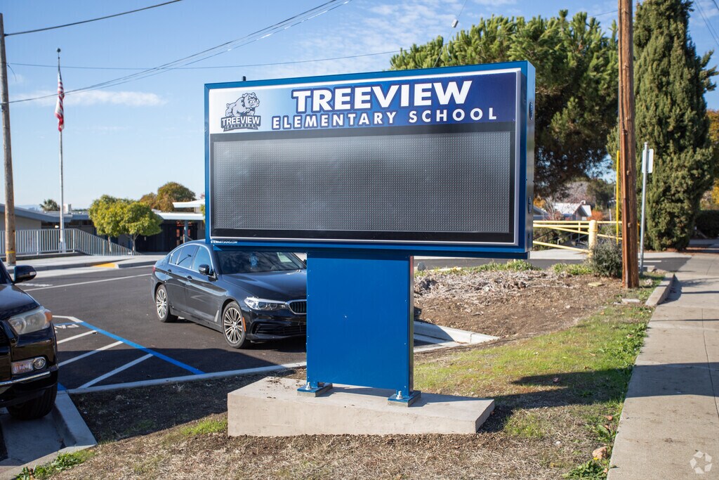 Student to teacher ratio at Treeview Elementary in Hayward is 23 to 1.