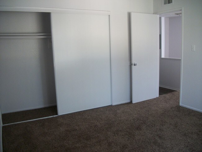 Oasis Townhouse, Fontana, CA 92335 - photo 7