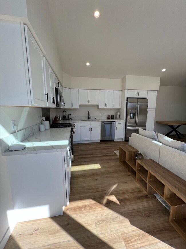 233 Ashland Ave unit I, Santa Monica, CA 90405 - photo 3