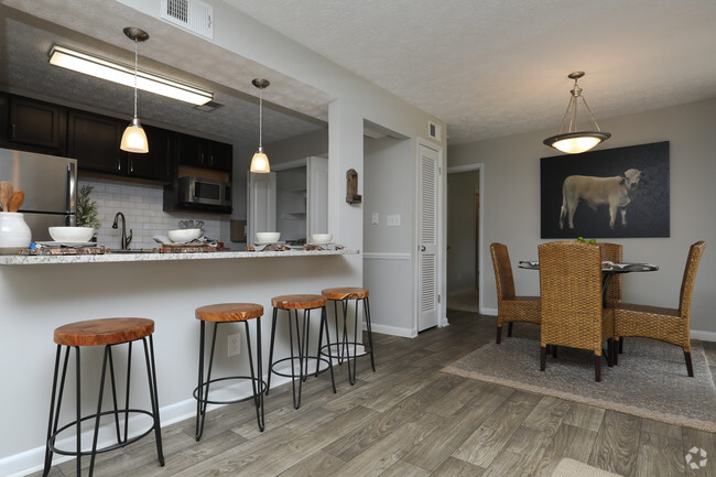 1BR, 1BA - 810SF