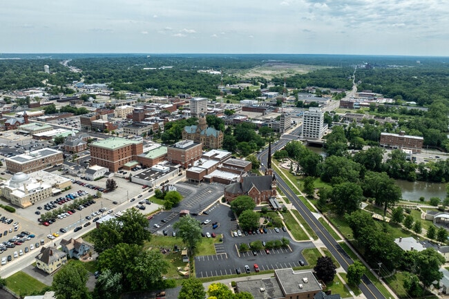 Warren rests along the scenic, winding Mahoning River.