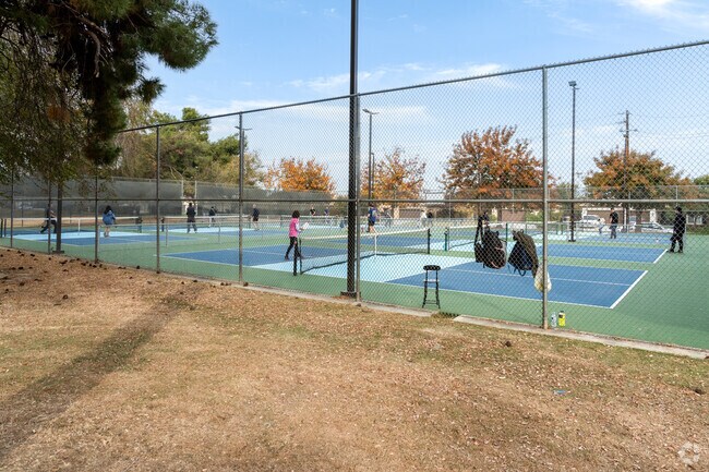 There are pickleball courts at Greenacres Park in Bakersfield.