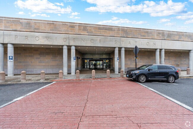 Providence Amtrak Train Station is close to Smith Hill and can commute to Boston.