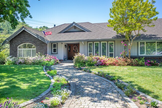 Mid-century homes are one of the home styles in the Tice Valley neighborhood.