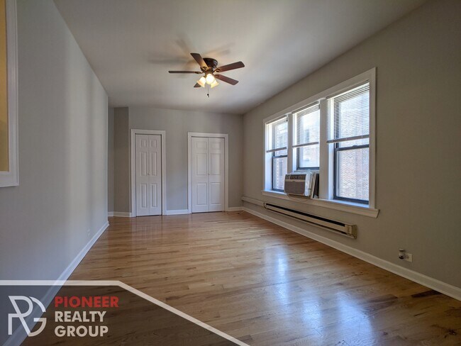 3732 N Pine Grove Ave unit 3720.5-W2, Chicago, IL 60613 - photo 2