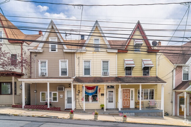Row homes with Victorian influences date from the early 1900s in Lawtons Hill.
