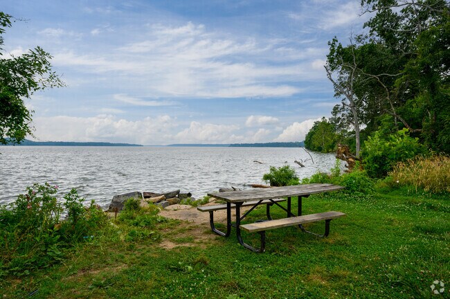 You can enjoy a picnic by the Potomac River in Fort Hunt.