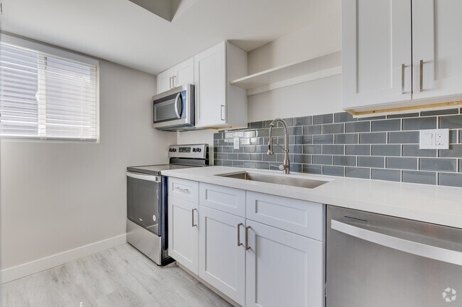 2BR, 1BA - 900SF - Kitchen