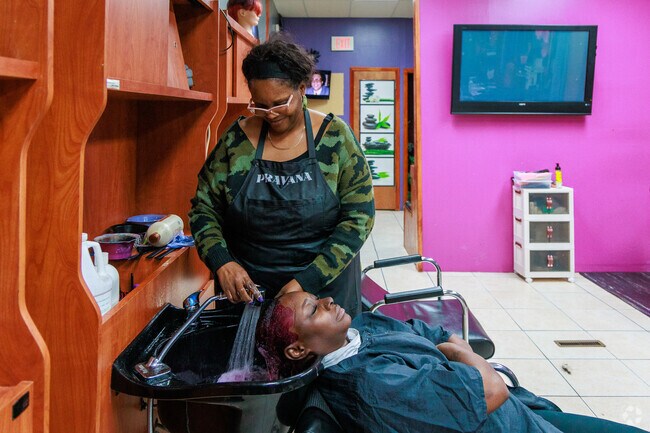 Ma’ Dears Total Image in Brighton offers fresh, stylish haircuts for locals.