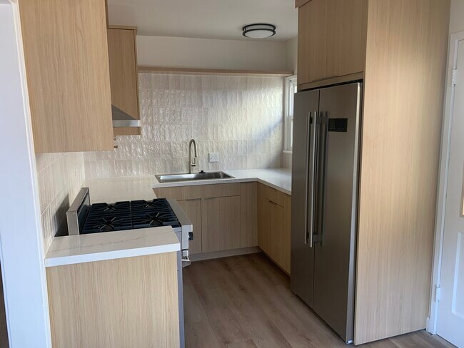 11677 1/2 Magnolia Blvd unit 11677 12, North Hollywood, CA 91601 - photo 2