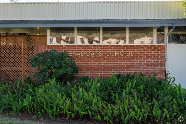 Bradoaks Elementary School name on building.