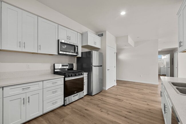 13853 Victory Blvd, Van Nuys, CA 91401 - photo 2