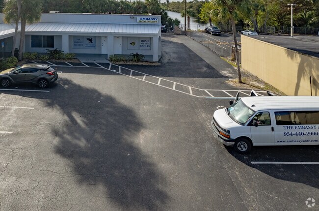 The Embassy Academy in Oakland Park, FL provides students shuttle service.