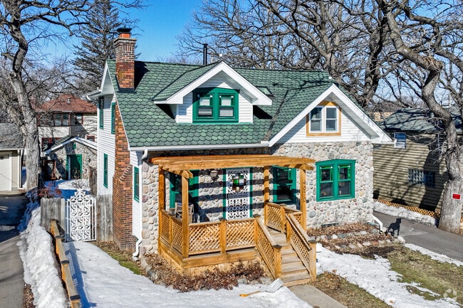 Traditional cottage-style houses are a familiar sight in Creekside.