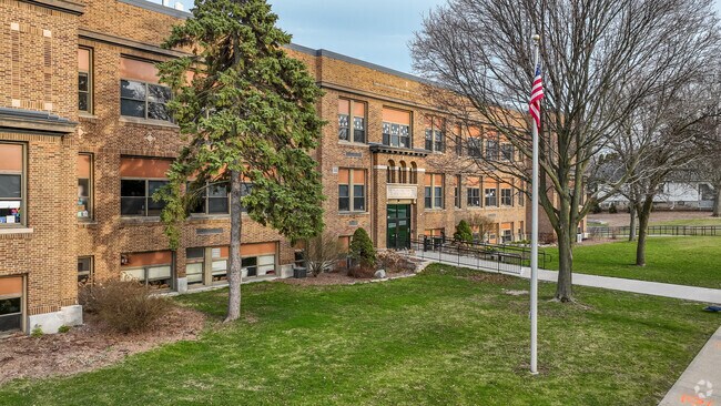 Young Wauwatosa residents can attend Washington Elementary.