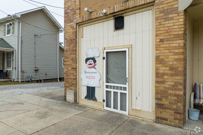 Knuckleheads Pizza is the local pizza place in Midway.