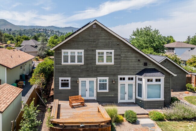 Prairie style homes are ubiquitous in Railroad District.