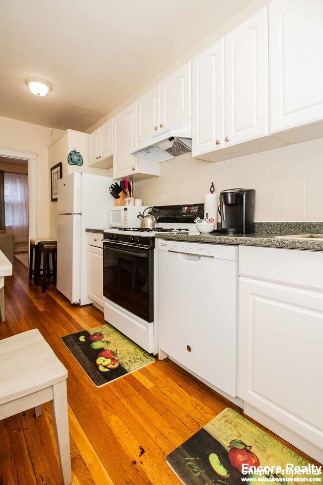 191 Kent St unit 3, Brookline, MA 02446 - photo 4