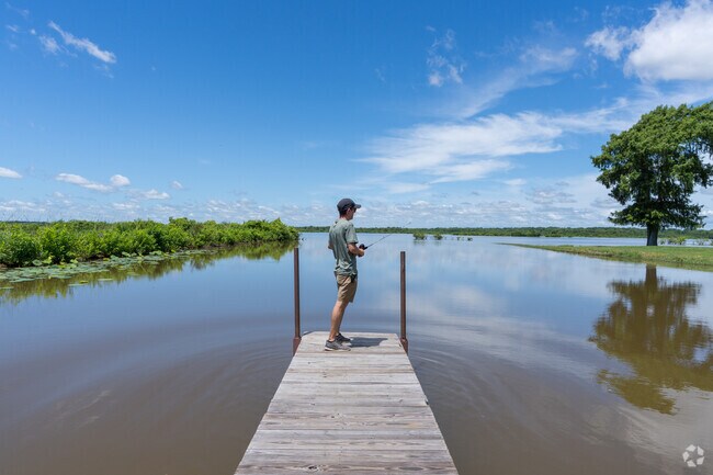 Oak Ridge Park is the local favorite for fishing and quiet walks in Hunter-Lula.