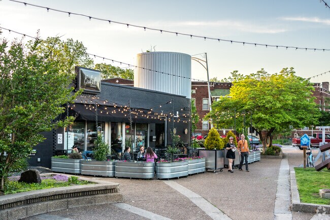 For great food and drinks head over to Bokeh Lounge just a few blocks away from Tepe Park.