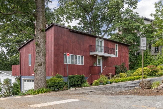 Modernist mid-century homes can be found scattered across Grymes Hill.
