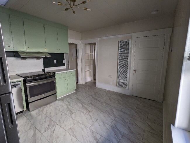 341 Alcatraz Ave unit 4, Oakland, CA 94618 - photo 6