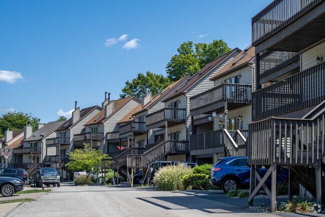 A street lined with townhouses conveniently located on the water in Cheat Lake.