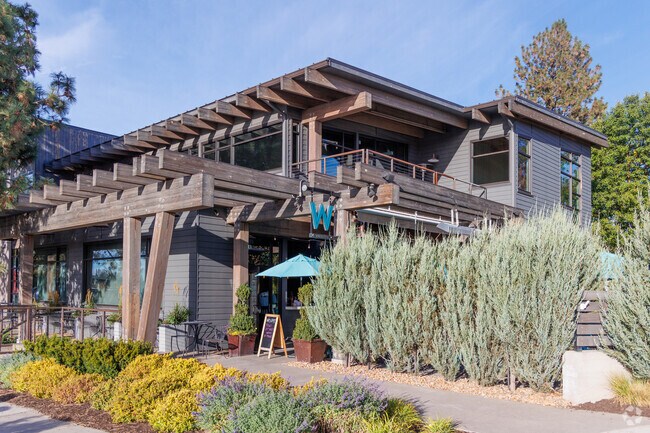 Washington Dining and Cocktails is a popular restaurant and bar in the neighborhood.