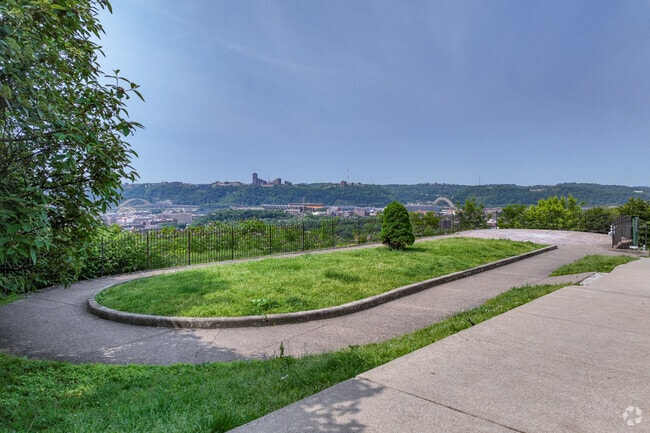 Fineview Overlook has a nice big viewing space for multiple people.