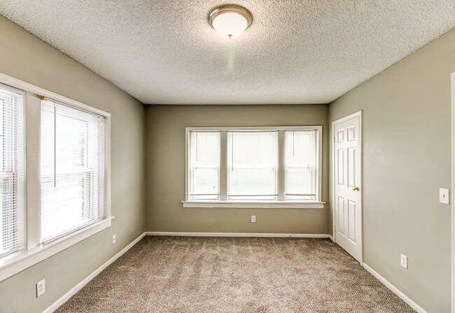 Roanoke Court Apartments, Kansas City, MO 64111 - photo 7