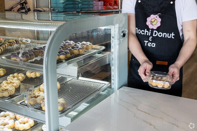 Mochi Donut and Tea near Lake Christopher serves delicious Japanese sweets and bubble tea.